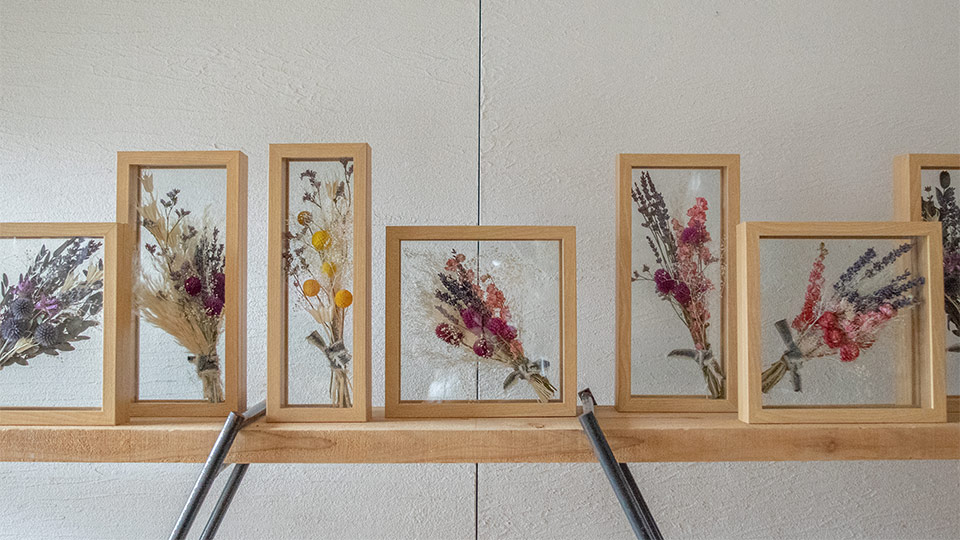 ミニスワッグが絵画のように額装された、フレームフラワー