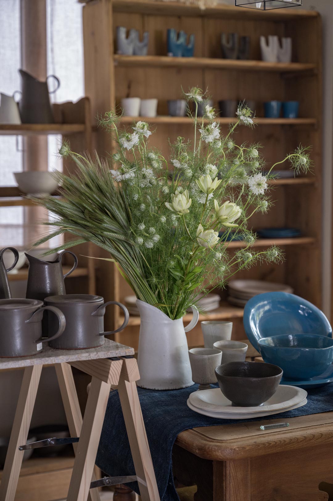 花器としても使えるジョグに、生花をどうぞ。 teto ceramics 陶展 (石井啓一)