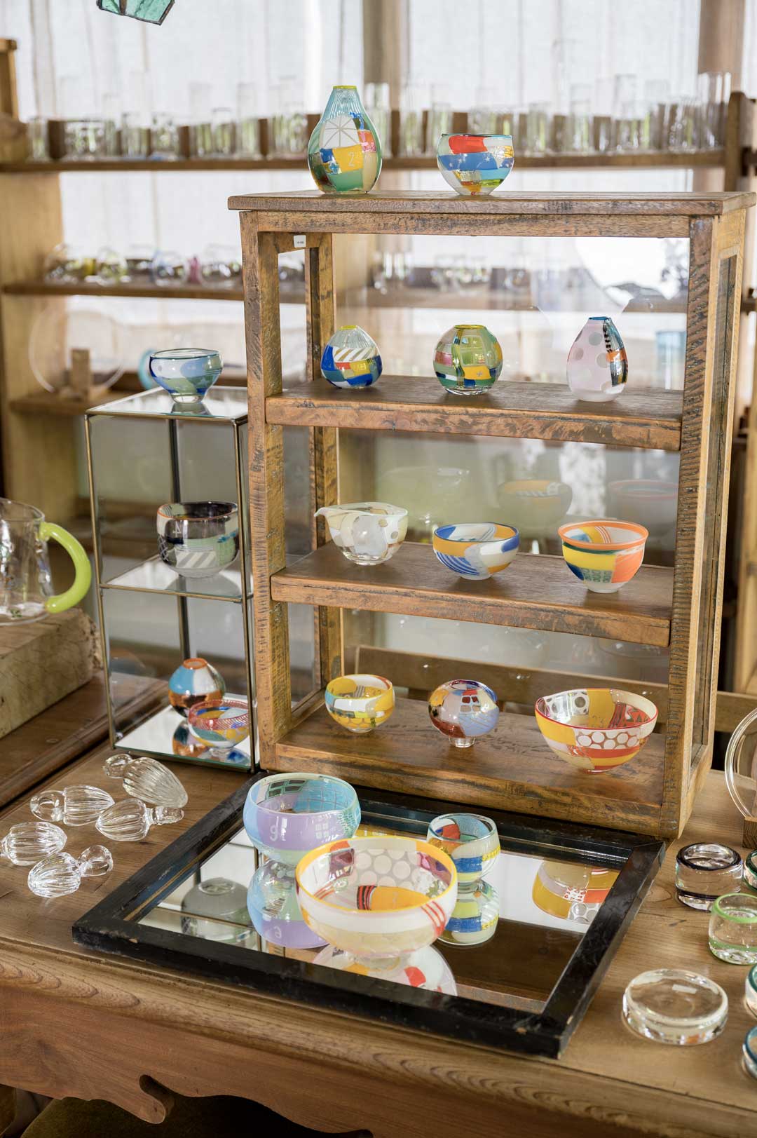 カラフルでポップな、パッチワークガラスアート。安達寿英 ガラス展 8/6-8/26, 2022【青山店】